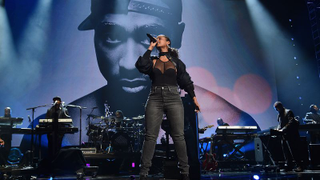 Alicia Keys led a massive tribute to Tupac at tonight’s Rock Hall ceremony